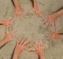 Viele Hände im Sand ergeben einen Kreis Viele Hände im Sand ergeben einen Kreis