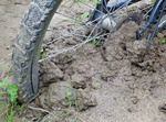Reifen eines Mountainbikes steckt fest Reifen eines Mountainbikes steckt fest